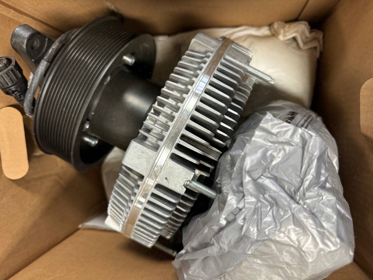 Part Number: 9910314 - Genuine Mack/Volvo® New Fan Clutch キャスケット 帽子 キャップ