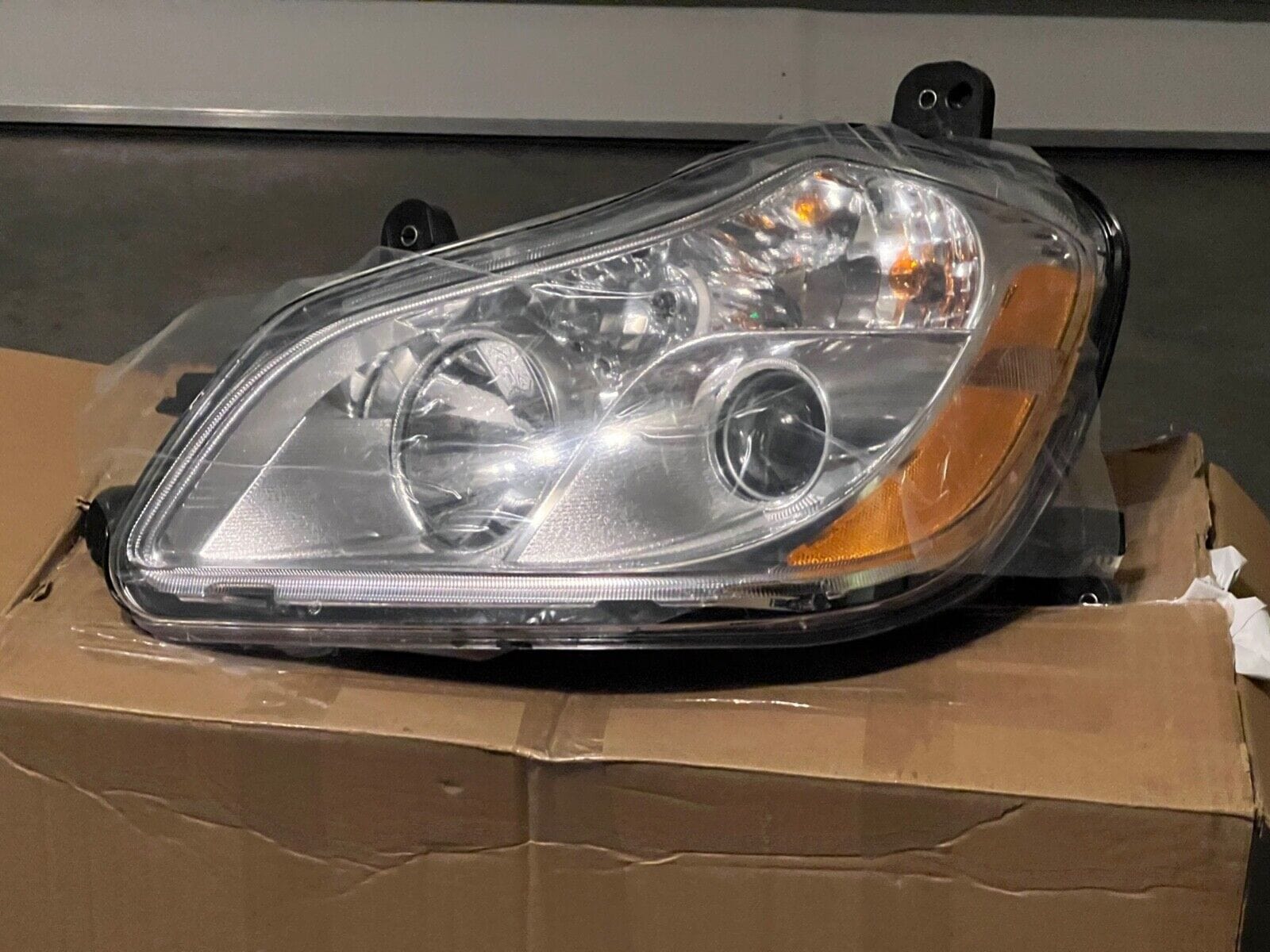 P/N: P54-6164-100 Genuine Paccar® Driver Headlight LH For T680 2013-2021
