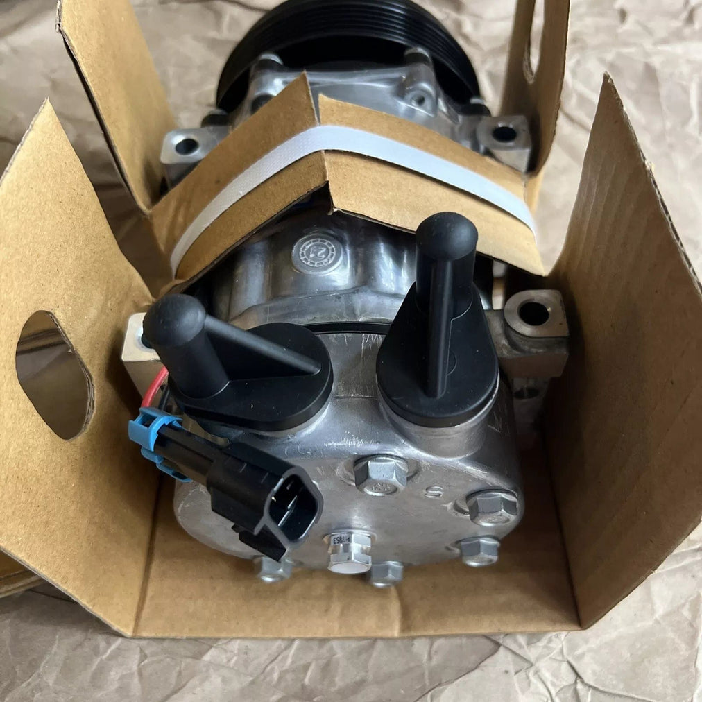 4066659C1 | Genuine International® A/C Compressor w/clutch (Weight: 30 lbs)