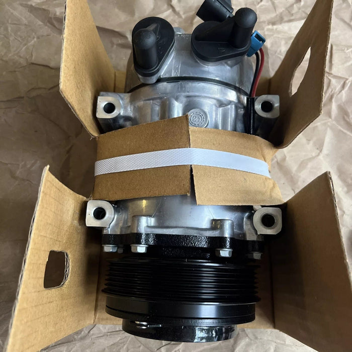 4066659C1 | Genuine International® A/C Compressor w/clutch (Weight: 30 lbs)