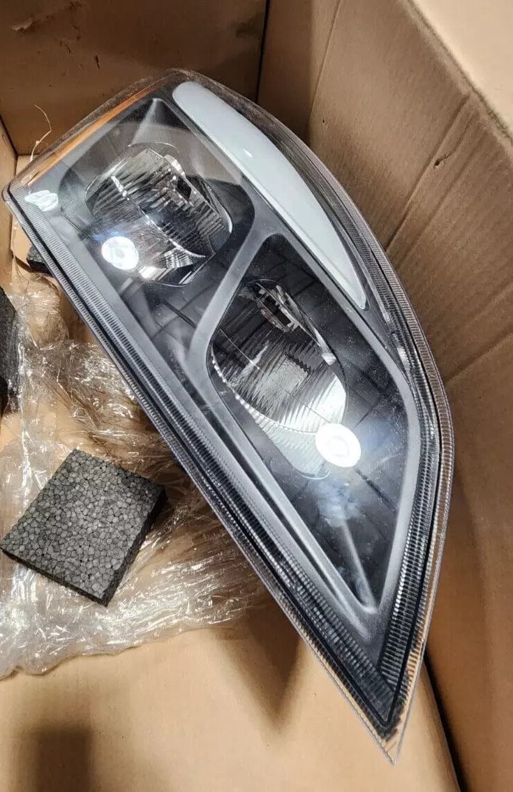 A66-01405-003 | Freightliner® Headlight Right Side